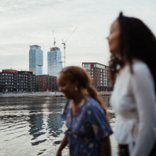 Women looking out on the water i Helsinki